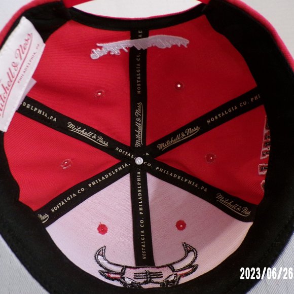 CHICAGO BULLS MITCHELL & NESS ( NBA ) RED ADJUSTABLE SNAPBACK CAP HAT - Picture 7 of 11